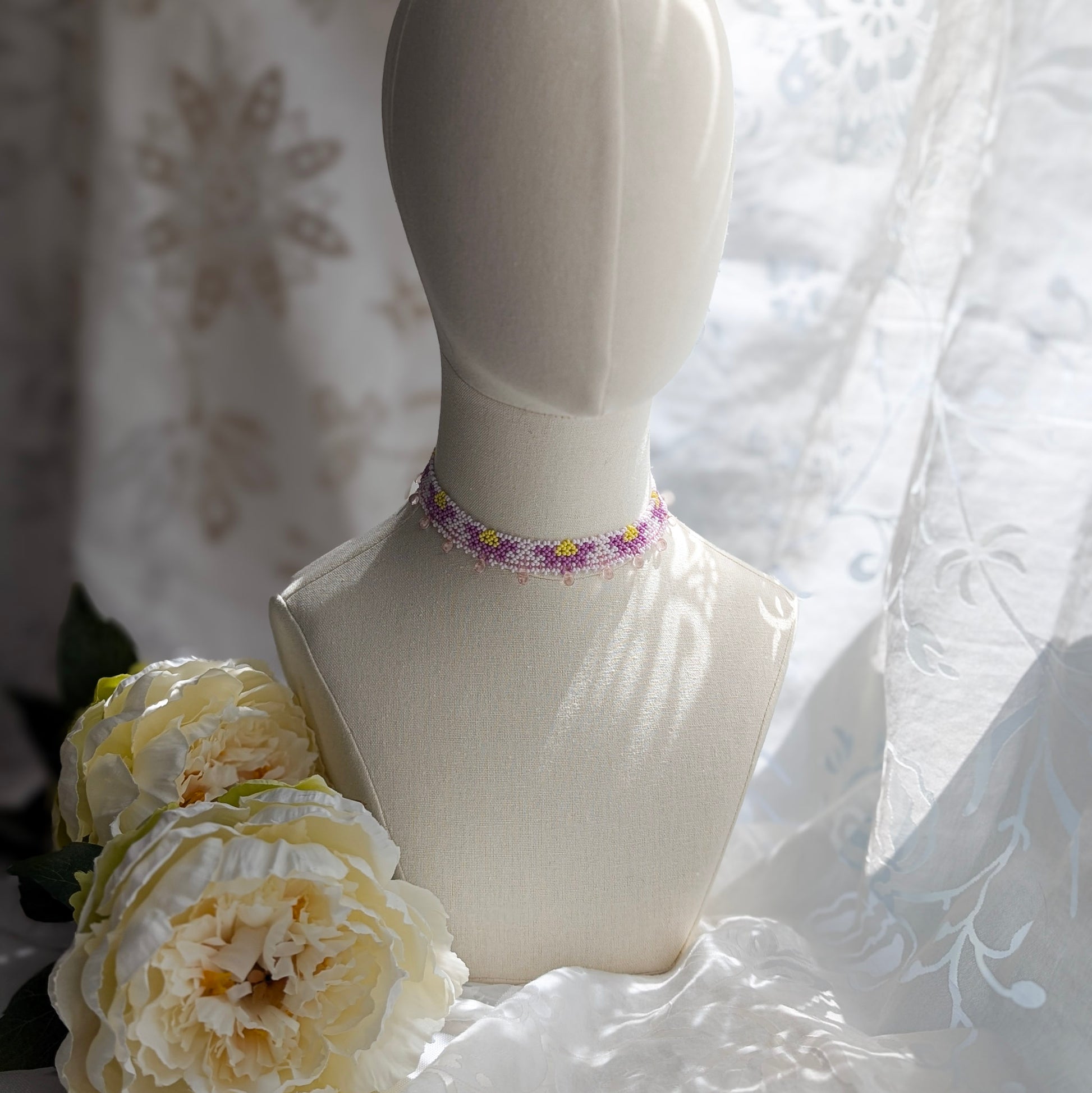 Daisy chain collar necklace