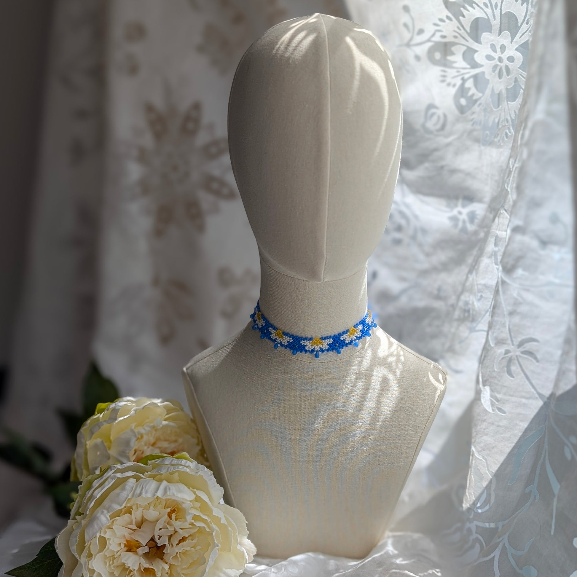 Daisy chain collar necklace