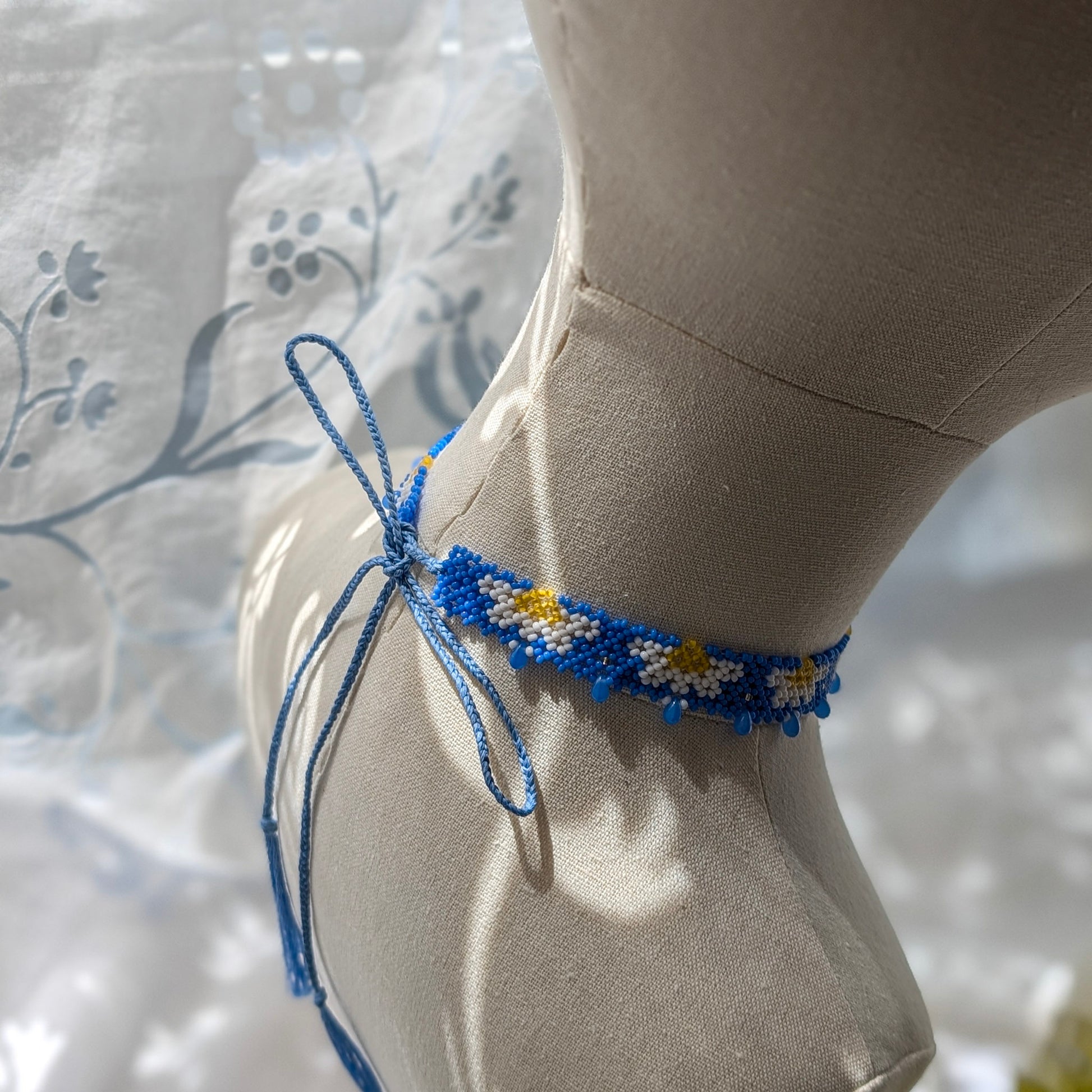Daisy chain collar necklace